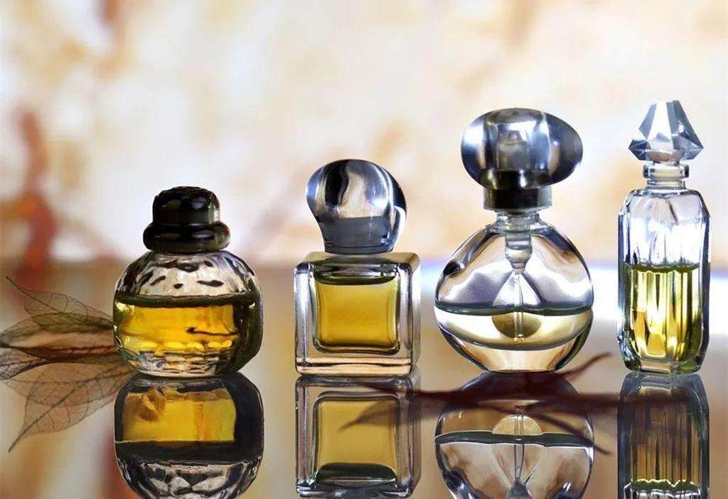 香水,融資