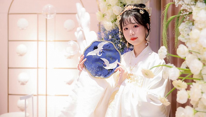 時(shí)尚商業(yè),融資,詩(shī)與萬(wàn)花鏡,二次元